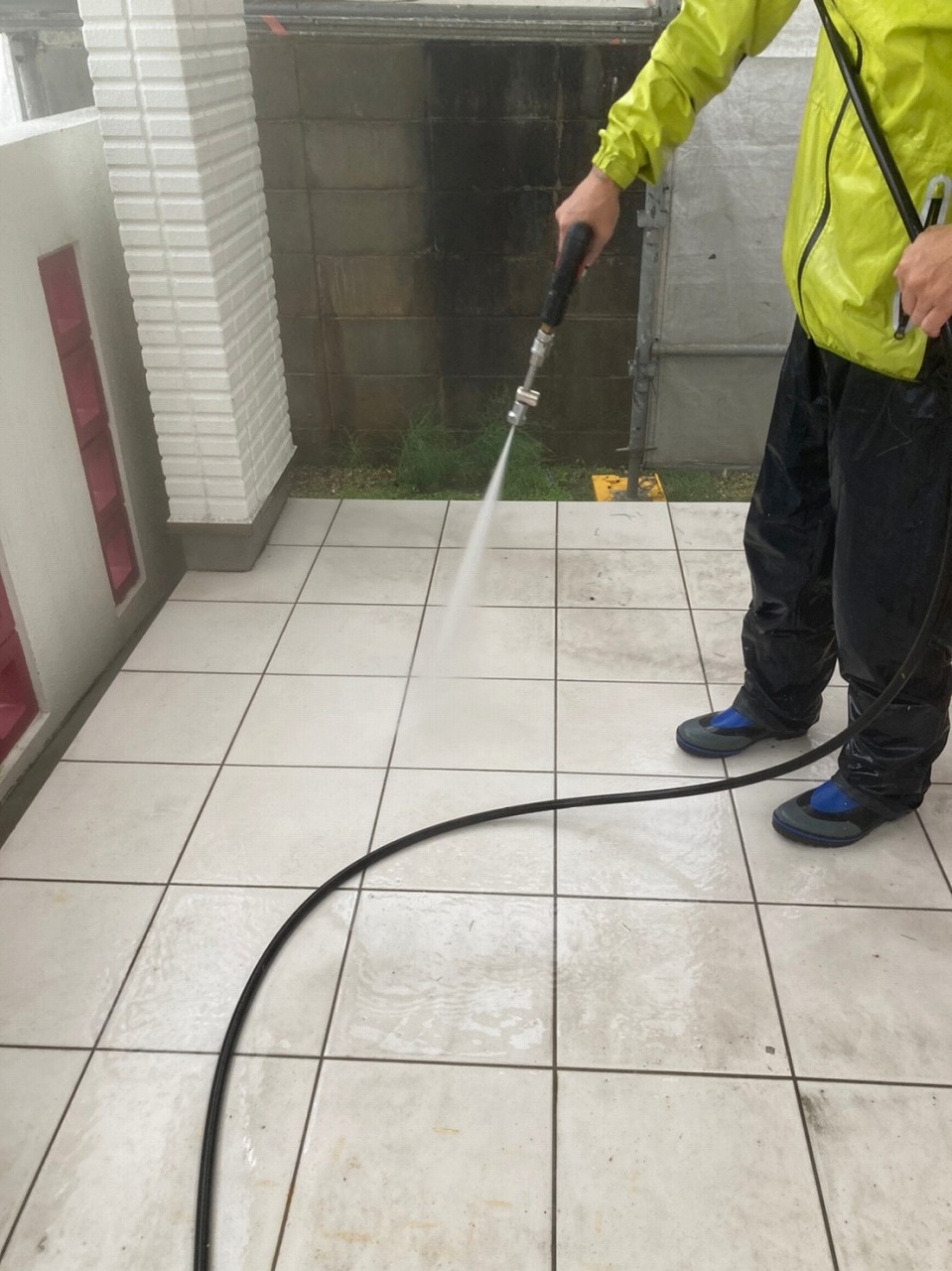 奈良市で外壁塗装前の洗浄作業中